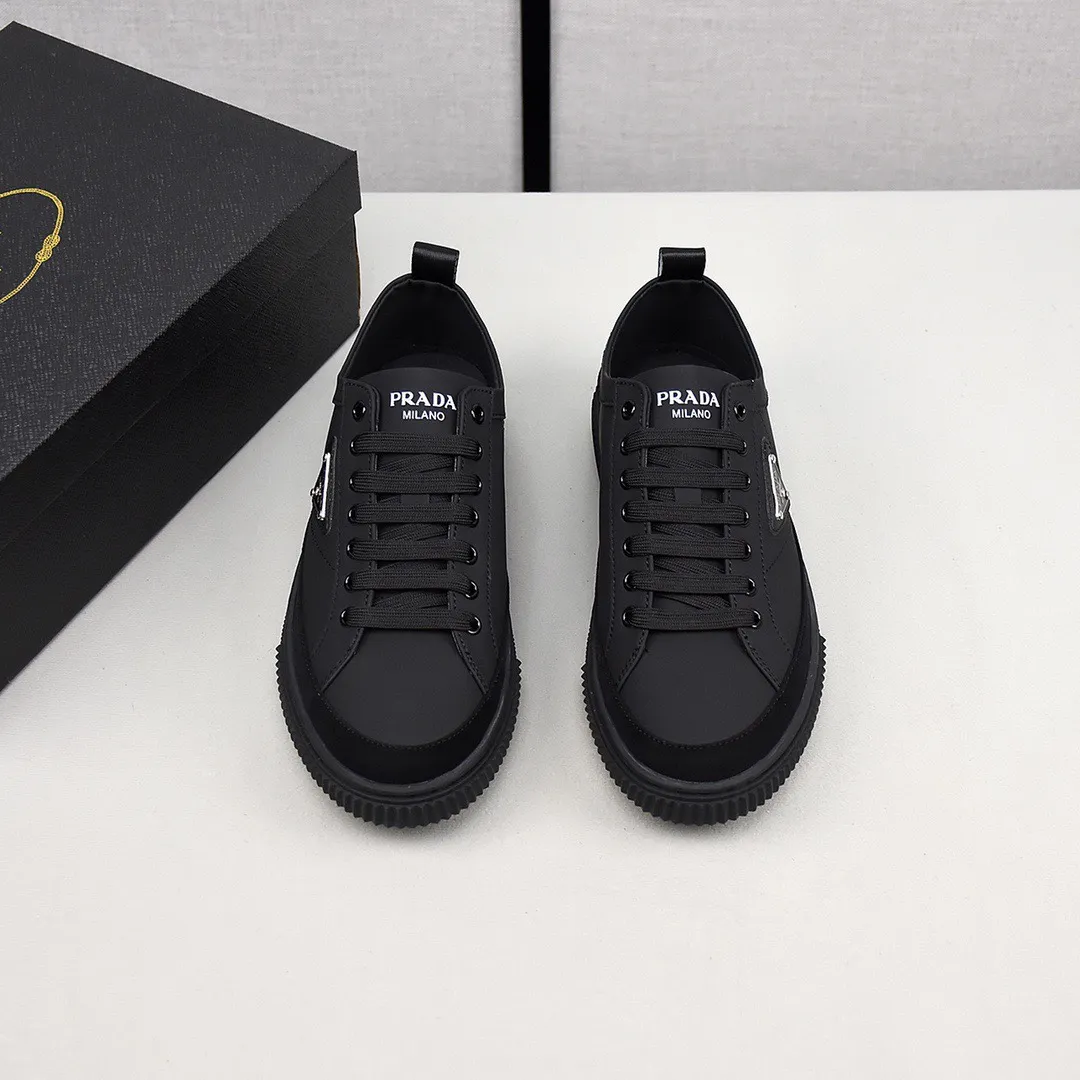【PRADA】Men's shoes 💰400💰. Detonate the whole place! An international brand that is constantly innovating. This men's casual shoe is the original version. It is made of cowhide leather at a ratio of one to one at the store. It has leather feet and rubber non-slip outsole. It is breathable and comfortable. Quality speaks for itself. 👄38-44
